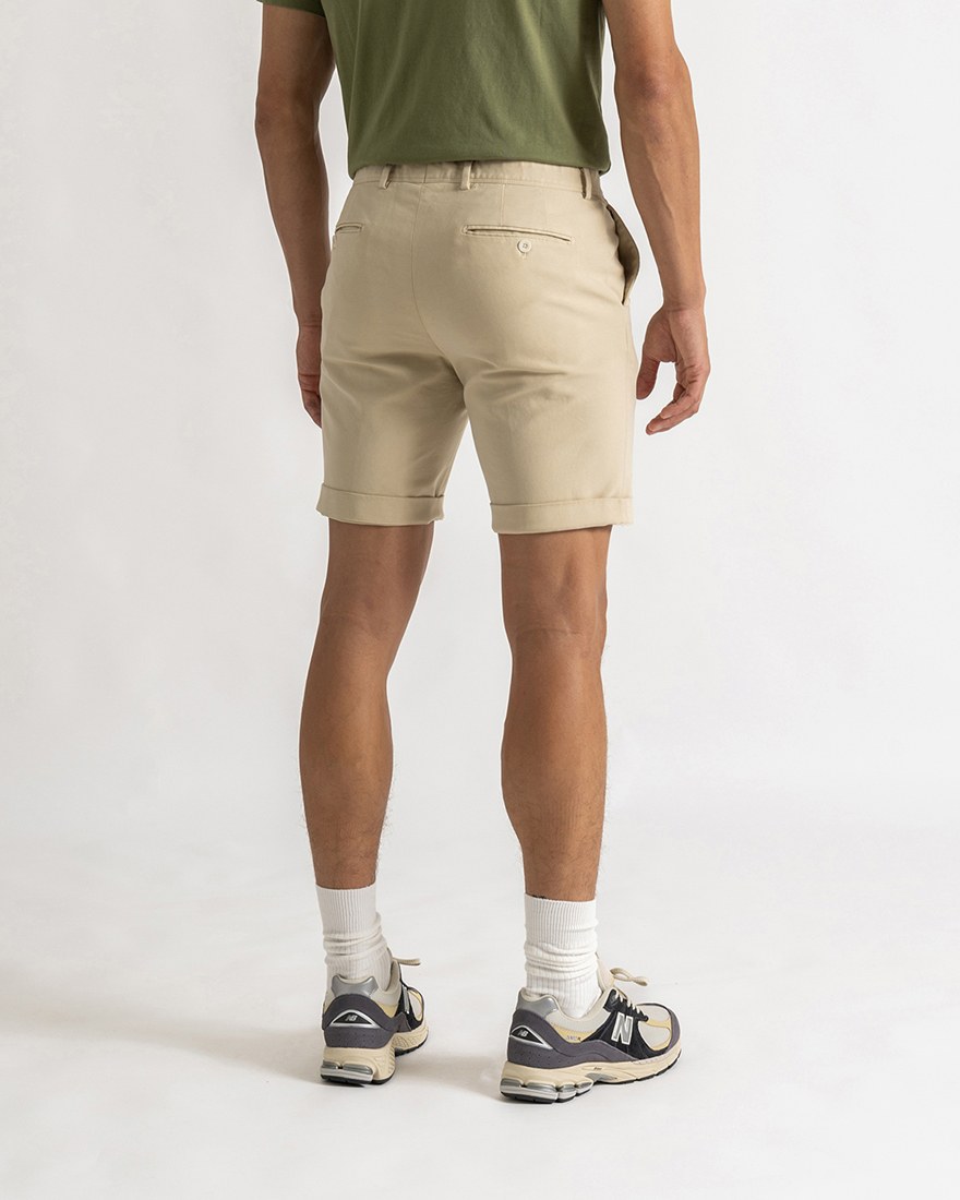 Alan short comfort fit sand